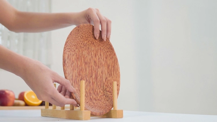 Contoh piring kayu dari pohon kelapa, Sumber: amazon.com