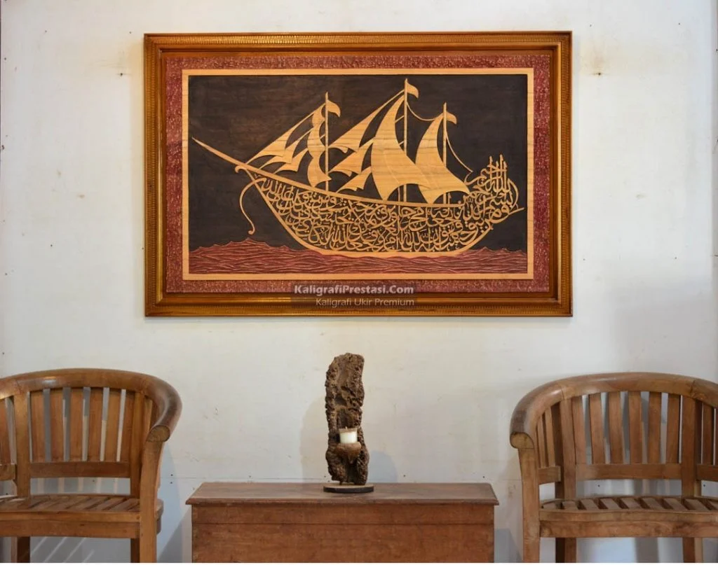 Contoh kaligrafi ukir kayu dengan pola kapal phinisi