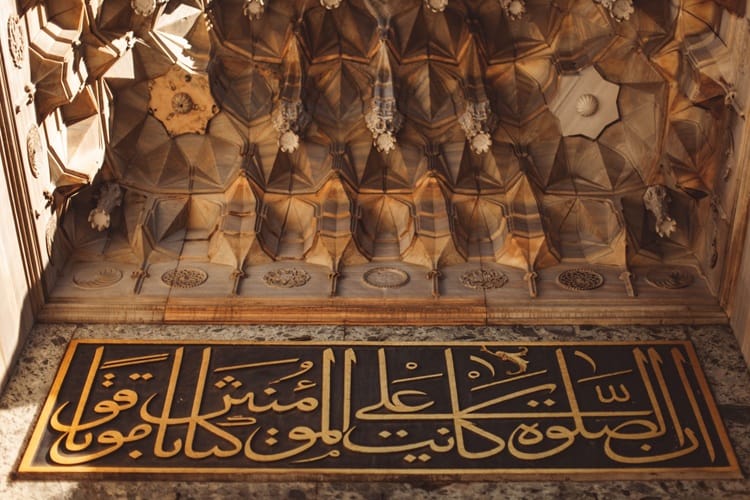 Kaligrafi ayat quran ukiran kayu, Sumber: pexels.com