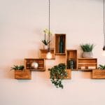 Rak dinding kayu minimalis, Sumber: pexels.com