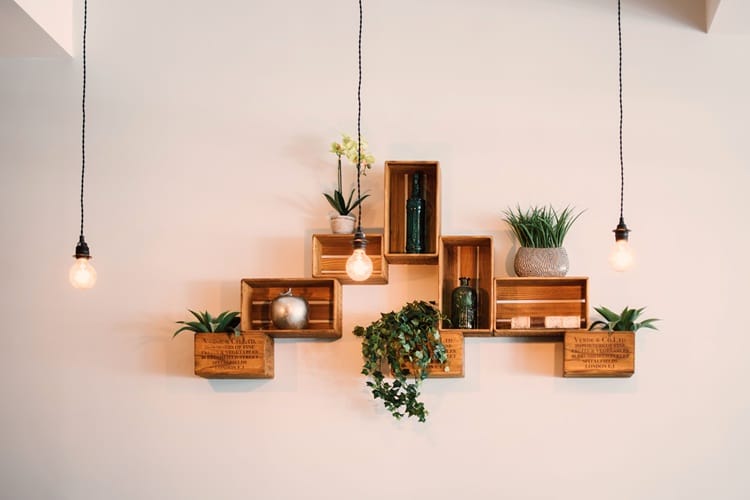 Rak dinding kayu minimalis, Sumber: pexels.com