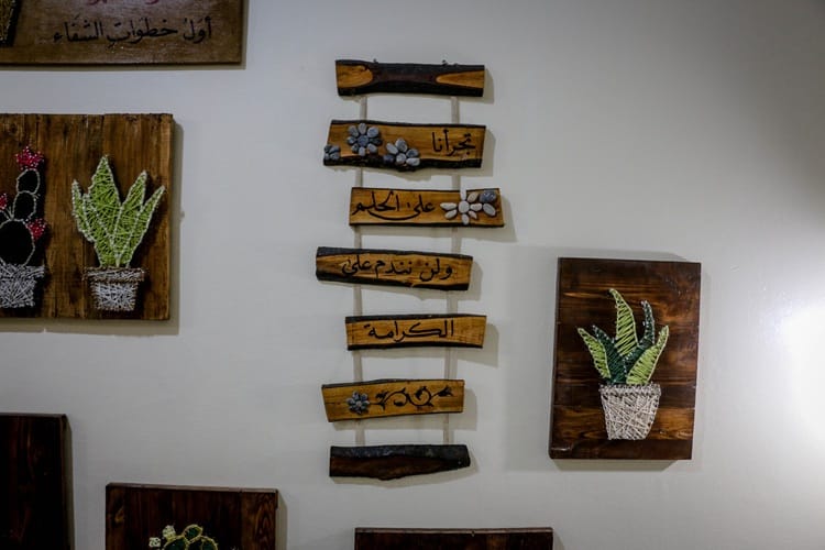 Wall art kaligrafi kayu, Sumber: pexels.com