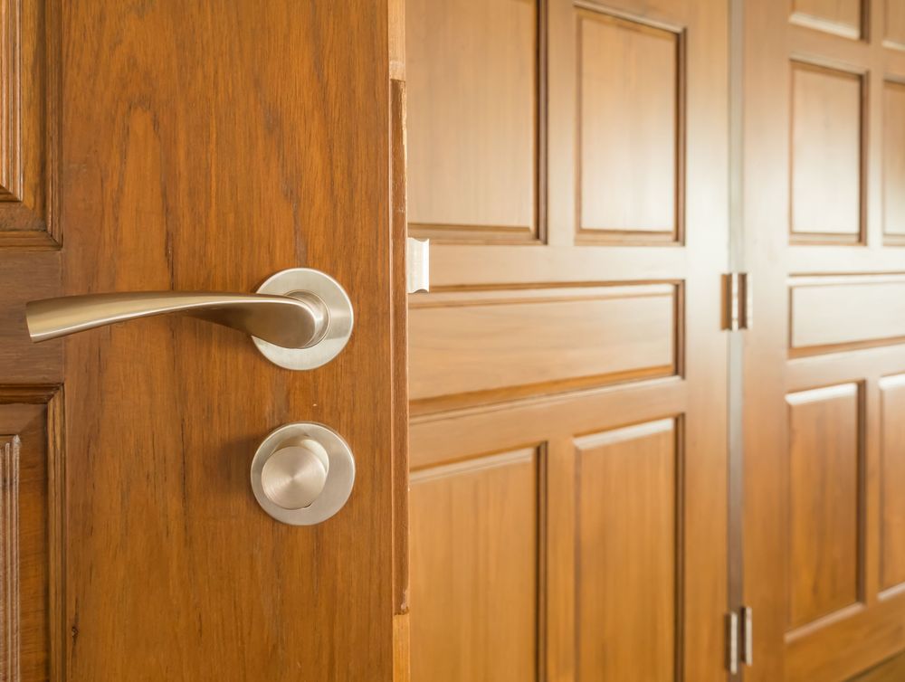 Model pintu jati 2 pintu adalah jenis pintu yang terbuat dari kayu jati yang memiliki dua daun pintu. Sumber Istock