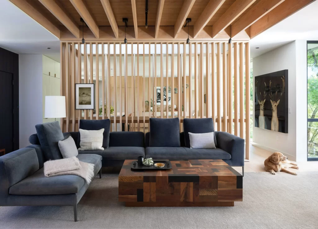 Saat memilih partisi kayu minimalis sesuaikan dengan tema interior ruangan. Sumber Pashouses