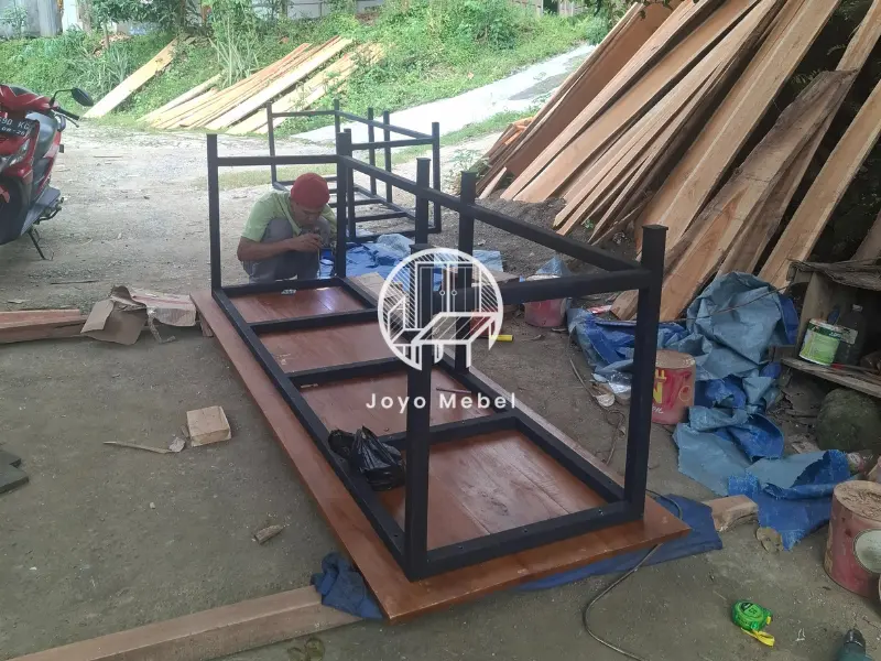 Proses pembuatan meja kerja minimalis di workshop Joyo Mebel