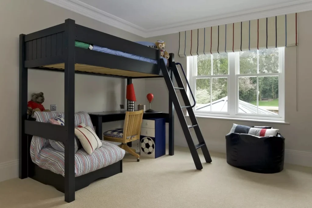 Model loft bed dengan kombinasi ranjang dengan meja belajar di bawahnya. Sumber: Rukita.co