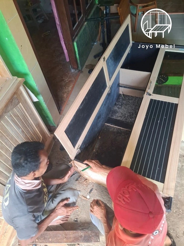 Proses perbaikan lemari di Manisrenggo, Sumber: doc pribadi