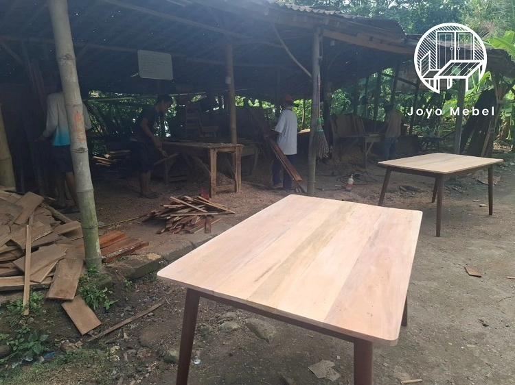 Proses perbaikan meja cafe Jogja, Sumber: doc pribadi